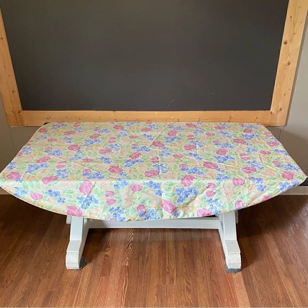 Floral print table cloth, napkins, napkin rings, 2 solid teal placemats